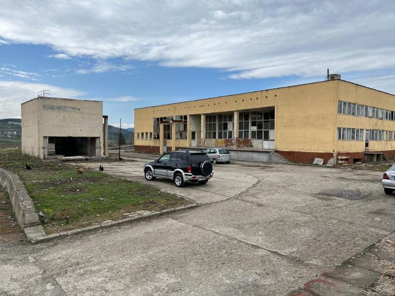 Продава  Пром. помещение област Кърджали , гр. Момчилград , 1400 кв.м | 54861100